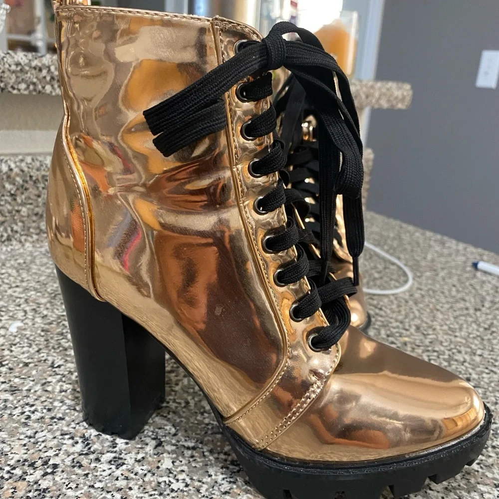 Booties woman’s Yoki size 5.5 metalic copper-rose gold